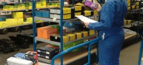 Un poste de magasinier