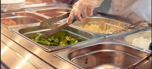 Employé dans la restauration collective