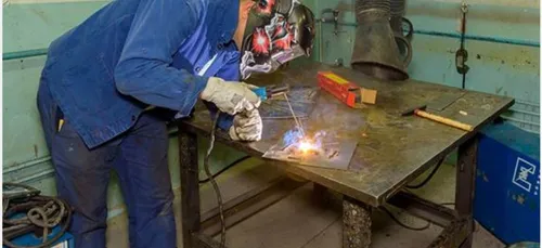 Un poste d'agent de fabrication à pourvoir