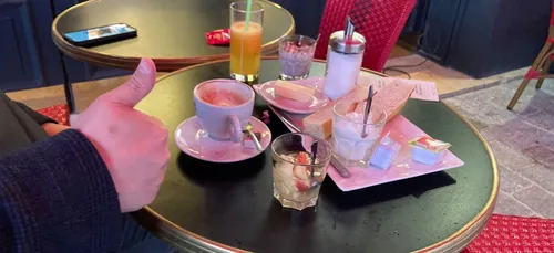 Les premiers clients en terrasse