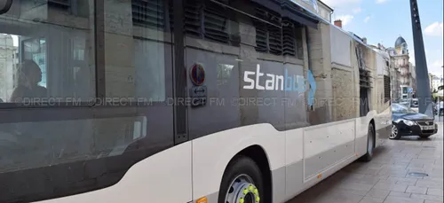 Des bus plus tard la nuit dans la ville de Nancy