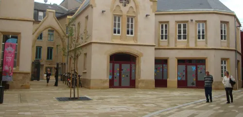 Lorraine : une voiture fonce dans une boulangerie