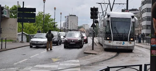 Nancy : une voiture en flamme perturbe le TRAM