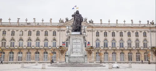 Nancy: une voiture traverse la Place Stanislas pour terminer sa...