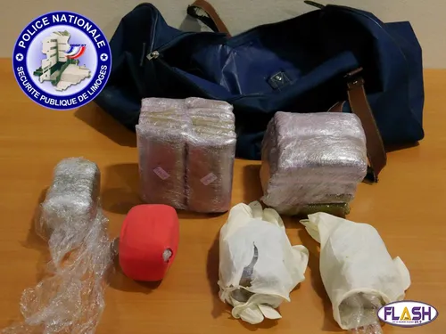 Un sac de voyage rempli de résine de cannabis