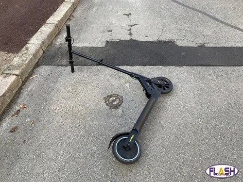 Un homme sur une trottinette électrique percuté par une voiture