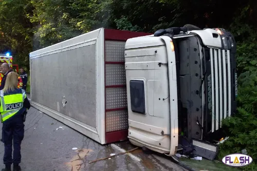 Un poids lourd couché sur la D704 entre Limoges et le Vigen