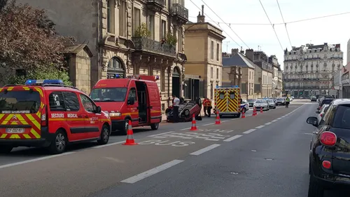 Une voiture sur le toit après une course