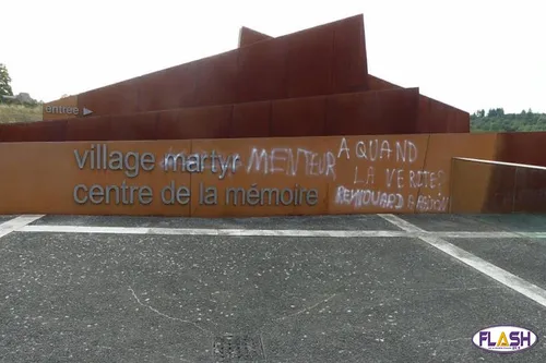 Des inscriptions révisionnistes sur le centre de la Mémoire...