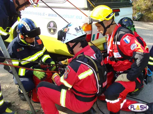 Pompiers de l'urgence internationale intègre EVOLSAR
