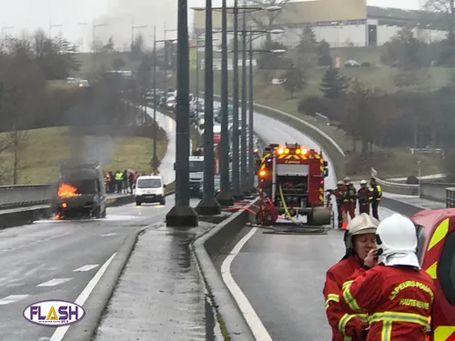 Fourgon au gaz en feu : pont Georges Guigouin bloqué