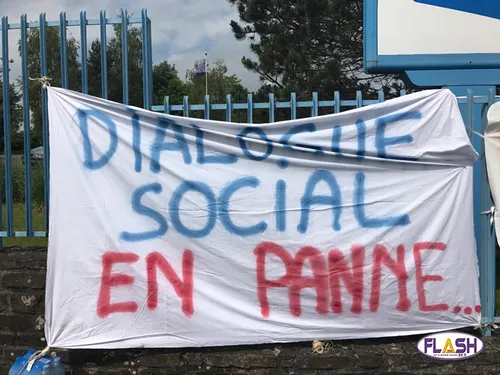 Des salariés de France 3 Limousin enchainés aux grilles de...