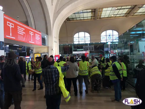 Coup de matraque et gaz lacrymogène pour la fin de la manifestation...