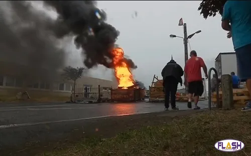 Les salariés de GM&S mettent le feu à une partie de l'usine de la...