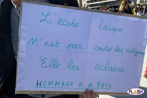 Entre 1000 et 1500 personnes pour rendre hommage à l'enseignant...