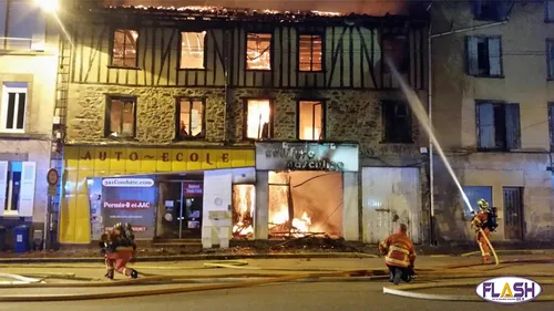 Un immeuble détruit par les flammes Avenue du Maréchal de Lattre de...