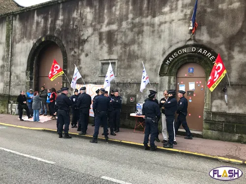 Les surveillants de prison restent mobilisés devant la maison...