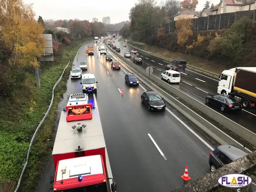 Une jeune femme saute du pont de la rue Aristide Briand pour se...