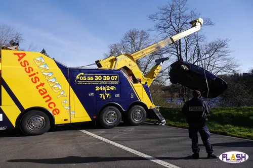 Une voiture accidentée repêchée dans la Vienne à Isle
