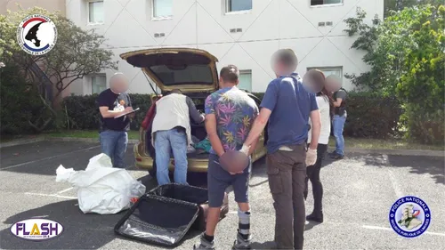 Poursuite des interpellations dans le démantèlement d'une équipe...