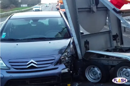 Un véhicule de la DIR Centre-Ouest percuté sur l'A20 à Razès