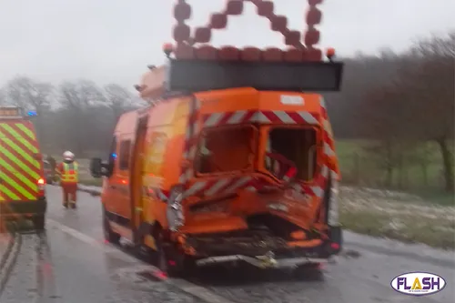 Fourgon de la DIR Centre-Ouest percuté sur l'A20 à Bessines