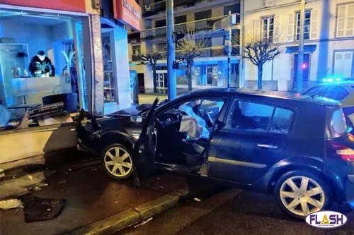 Limoges : une voiture finit sa course dans la vitrine d'un salon...