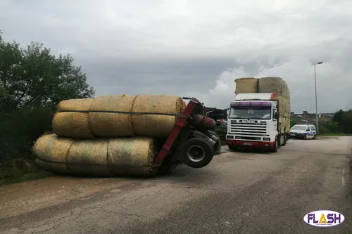 Une remorque de paille se couche à Feytiat