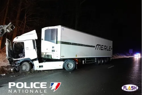 Accident : un poids lourd finit sa course dans le fossé entre St...