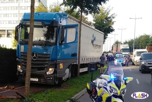 Limoges : Un poids lourd finit dans le décor après une défaillance...