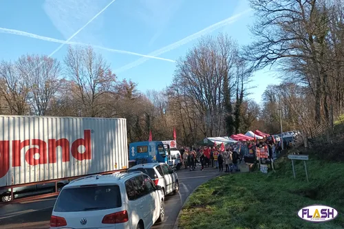 Legrand : le blocage se poursuit sur le site de la Valoine contre...