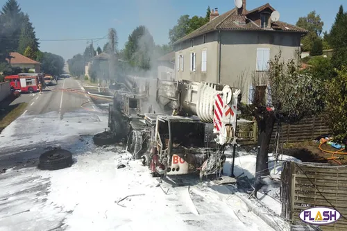 Un camion en feu sur la RN147 à "Frégefond"