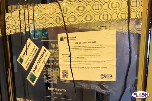 Extinction Rébellion qui mène une action contre les distributeurs...