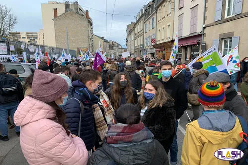 Limoges : Les enseignants et les étudiants en colère dans les rues