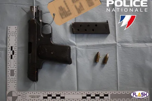 Une arme et des produits stupéfiants découverts dans un appartement...