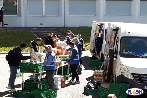 Distributions alimentaires pour les étudiants du Secours Populaire...