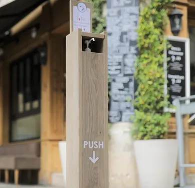 Un totem distributeur de gel hydroalcoolique : une innovation made...