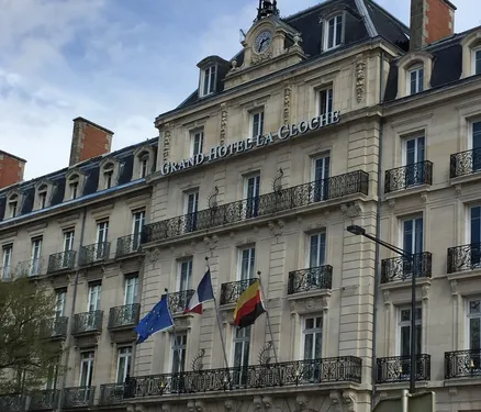 L’hôtel la Cloche met en avant son restaurant, son bar et son SPA