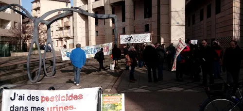 Un faucheur volontaire d'OGM relaxé au tribunal de Dijon