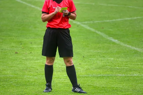 Football : les agressions envers les joueurs et les arbitres se...