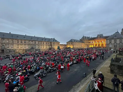 Un franc succès pour la grande parade des Pères et Mères Noël...