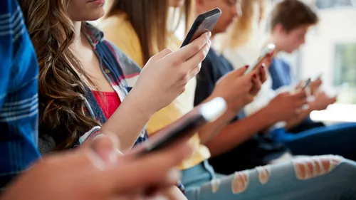 Smartphones interdits au collège depuis cette rentrée 2025 : une...