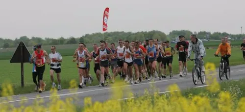 Course hors stade. Trio Kényan sur le podium du Marathon de la Baie...