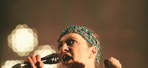 PONT DU ROCK MALESTROIT - LA GUITARE DÉDICACÉE MISE AUX ENCHÈRES