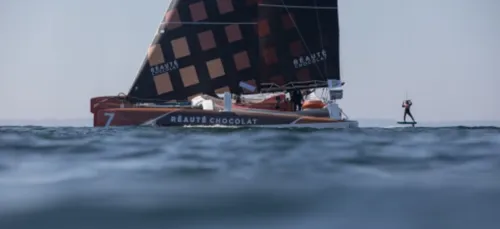 Un maxi-trimaran face à un kitesurf...
