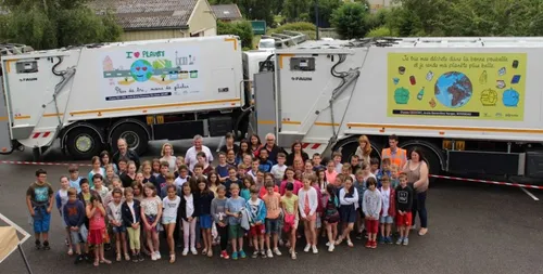 Les camions de collecte des déchets « habillés » par les enfants...