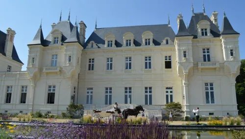 Le Bourg d’Iré. Le Château de Falloux est en vente