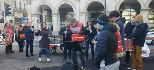 Laval. Des musiciens du Conservatoire jouent contre la réforme des...