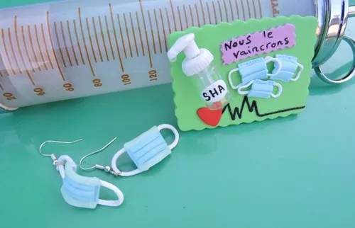 Cette Mayennaise crée des boucles d’oreilles en forme de masques