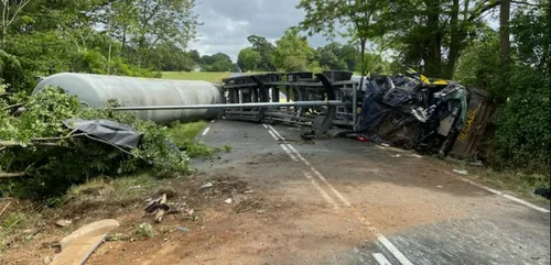La Ferrière de Flée. Un poids-lourd renversé, le conducteur dans un...